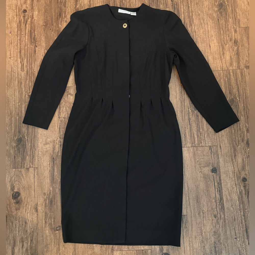 Vintage black tapered dress with gold top button by Liz Claiborne. 80’s